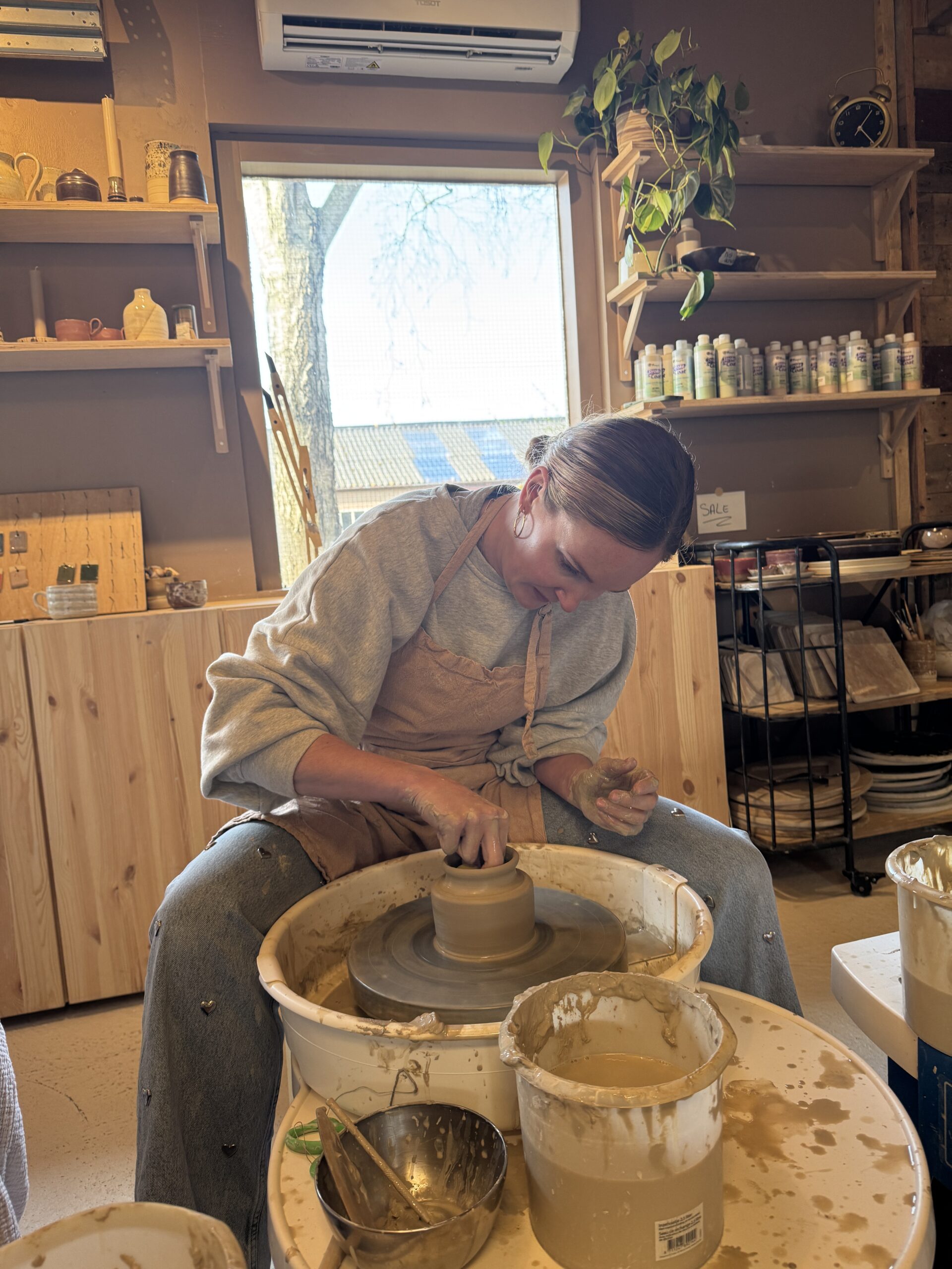 Women behind potterywheel